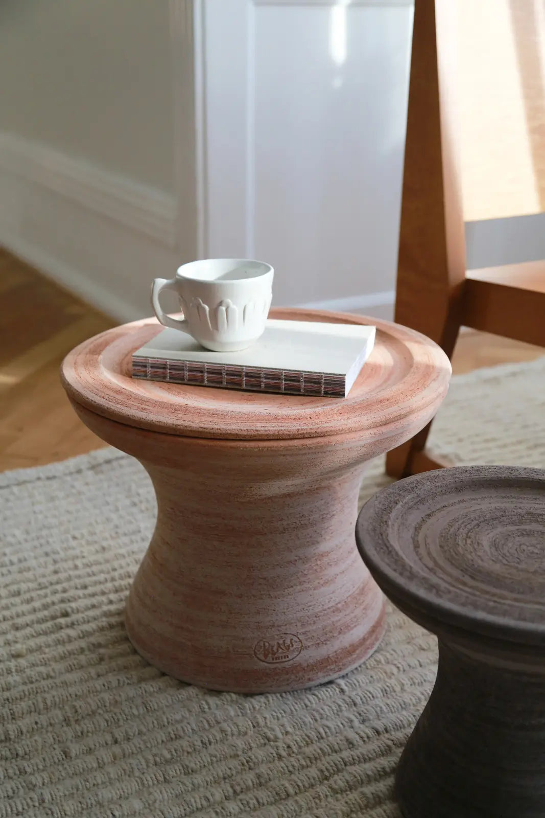 Table d’appoint Celeste en terre cuite grande taille (Bergs)