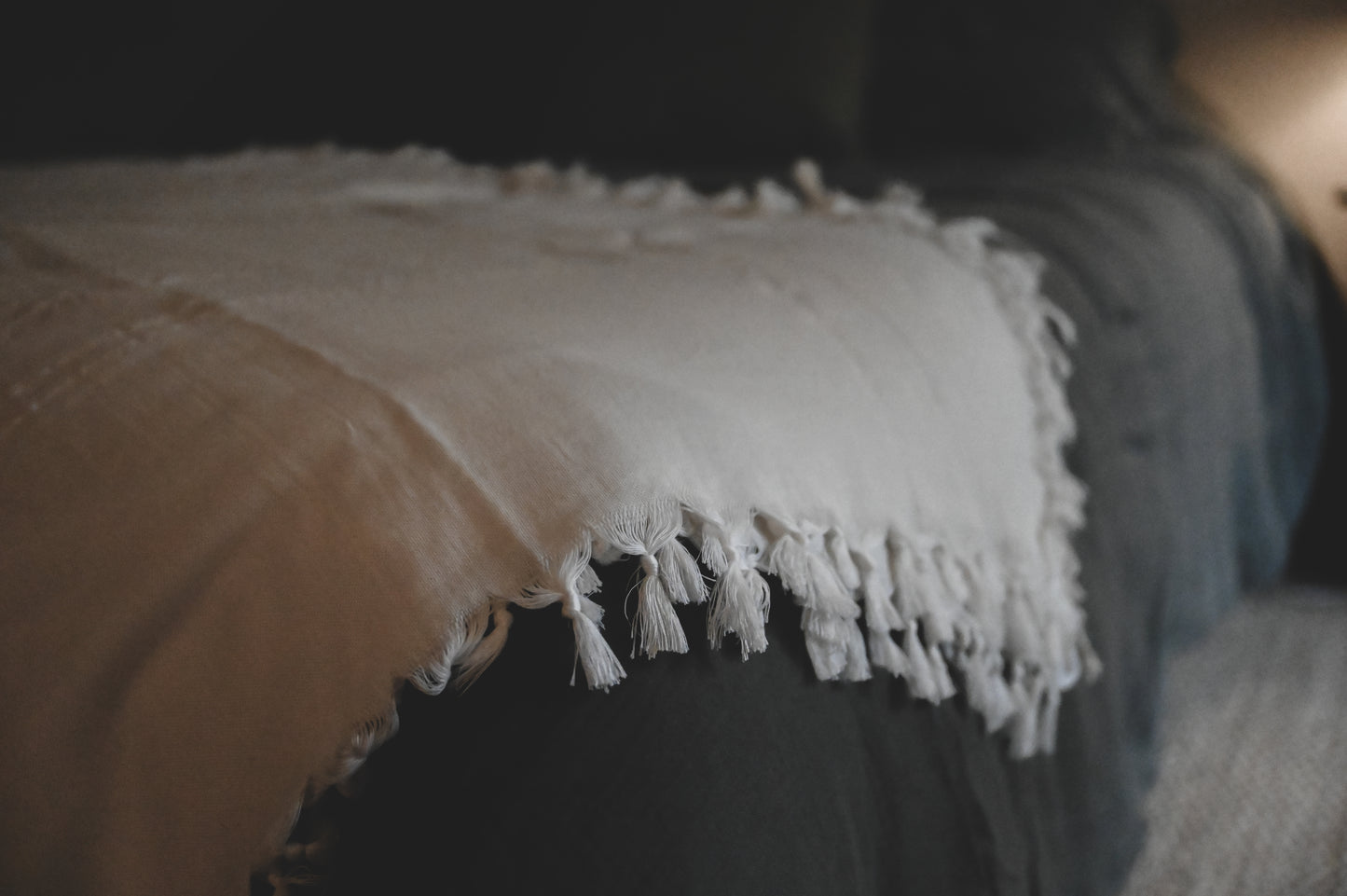 Jeté de lit blanc avec franges